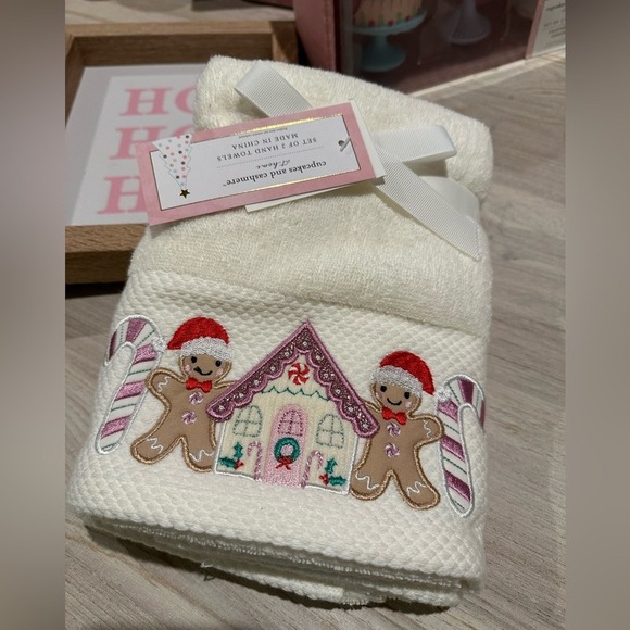 Cupcakes And Cashmere Gingerbread Hand Towels - Picture 3 of 5